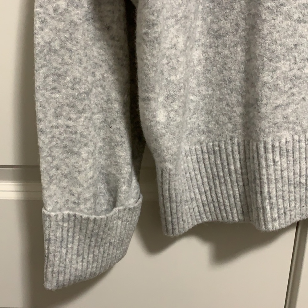 BNWT Express Cozy Knit Ribbed Turtleneck Sweater L Silver Heather Gray - Picture 9 of 12